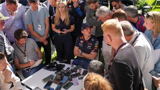 Max Verstappen bei einem Interviewtermin in Melbourne.