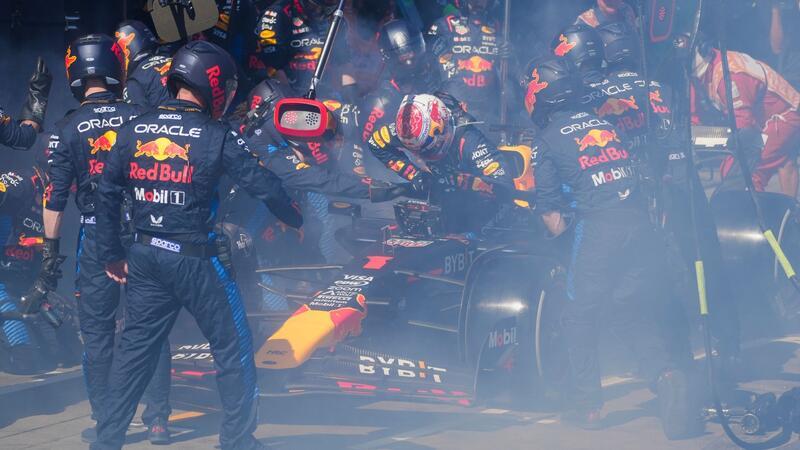 Max Verstappen bricht das Rennen in Melbourne nach fünf Runden ab.