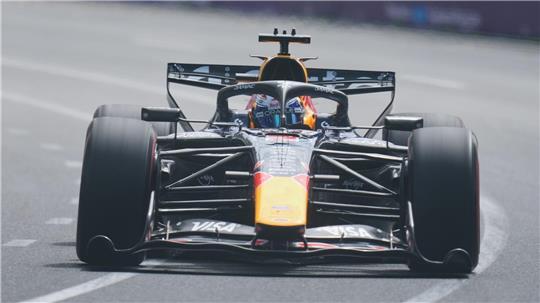 Max Verstappen dreht sich in Melbourne ins Kiesbett.