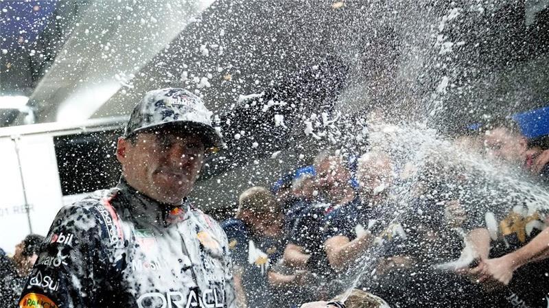 Vier mit Bier: Verstappens WM-Party in der Nacht von Vegas Max Verstappen feierte eine rauschende Vegas-Party.
