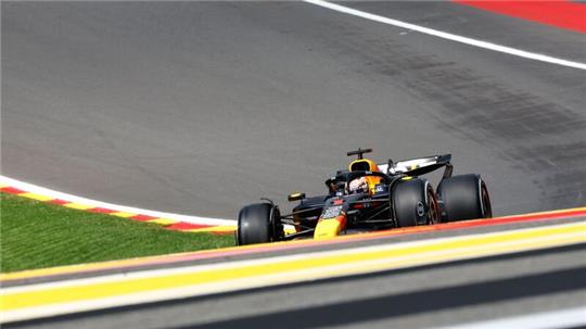 Max Verstappen gibt in Spa Gas.