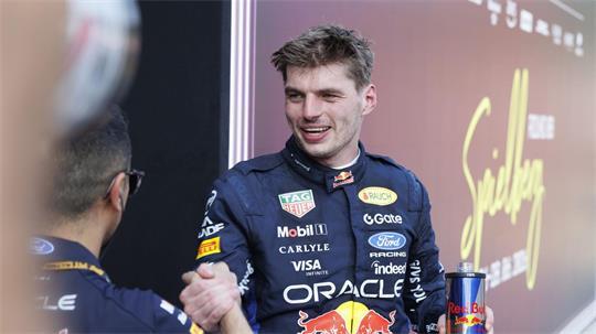 Max Verstappen hat endlich wieder Grund zum Lachen. 