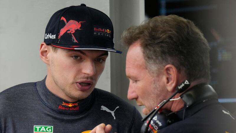 Formel 1 legt los: Mit viel Zündstoff aus der Winterpause Max Verstappen (l) spricht mit Red-Bull-Teamchef Christian Horner. Ab Mittwoch test die Formel 1 in Bahrain.