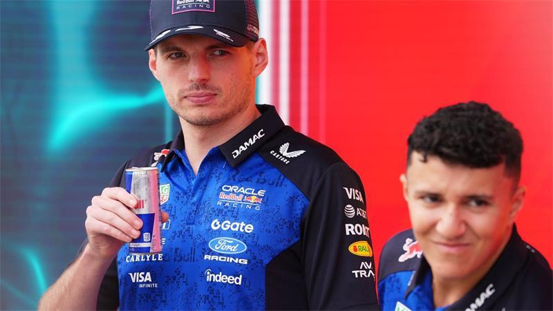 Max Verstappen (l) und Isack Hadjar fahren auch 2027 zusammen. (Archivbild)