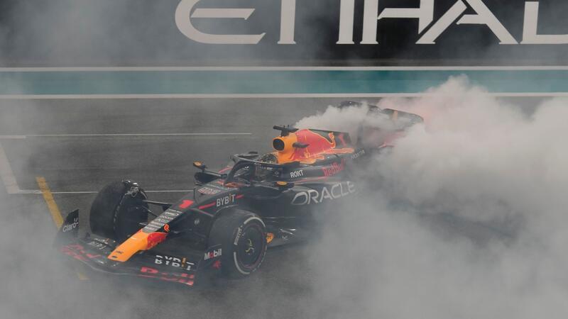 54. Karrieresieg: Verstappen krönt Saison der Superlative Max Verstappen lässt nach seinem Sieg in Abu Dhabi in die Reifen qualmen.