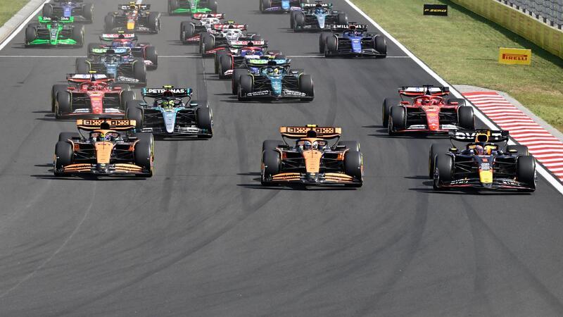 Max Verstappen (r.), Lando Norris (m.) und Oscar Piastri biegen praktisch gleichauf in die erste Kurve ein.