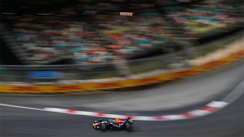 Max Verstappen rast in Singapur zur Pole.