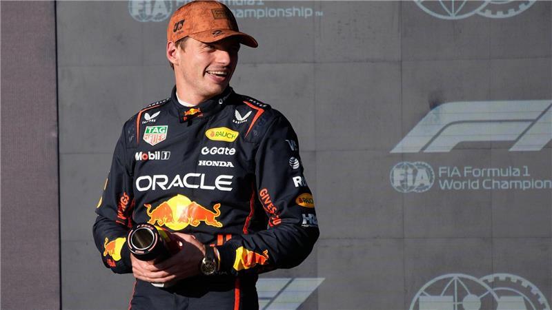 Max Verstappen sichert sich im Red Bull die Pole-Position beim Grand Prix der USA und präsentiert stolz die Trophäe.
