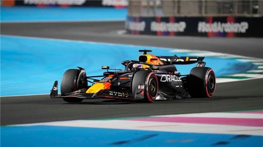 Max Verstappen startet in Saudi-Arabien von der Pole Position.