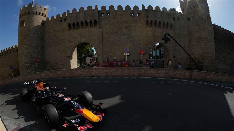 Russell feiert Zittersieg in Baku - Antonellis Aufholjagd Max Verstappen vor der malerischen Kulisse in Baku.