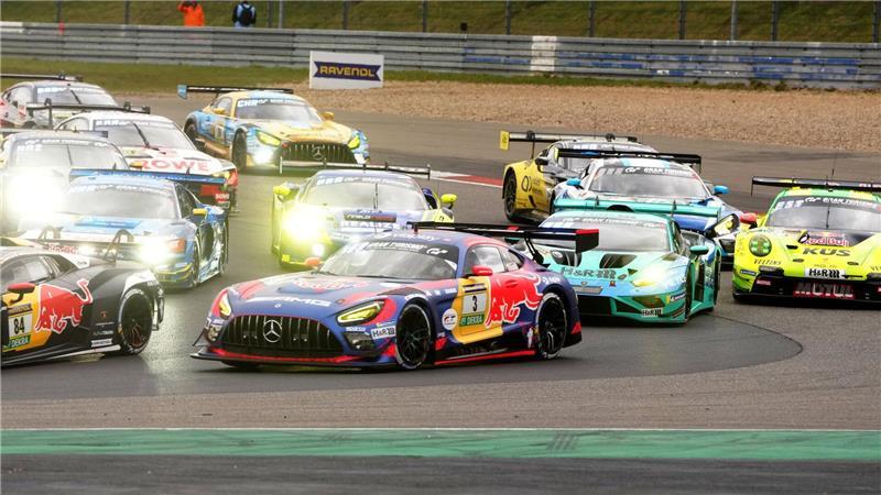 Max Verstappens Team (M) hatte das Rennen lange angeführt.