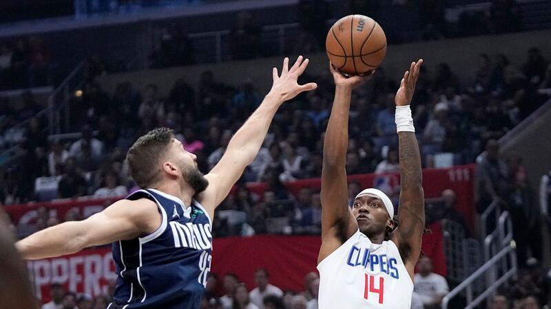 NBA-Playoffs: Mavericks dominieren Clippers in Spiel fünf Maxi Kleber (l) von den Dallas Mavericks machte gegen die Los Angeles Clippers ein starkes Spiel.