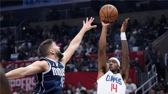 Maxi Kleber (l) von den Dallas Mavericks machte gegen die Los Angeles Clippers ein starkes Spiel.