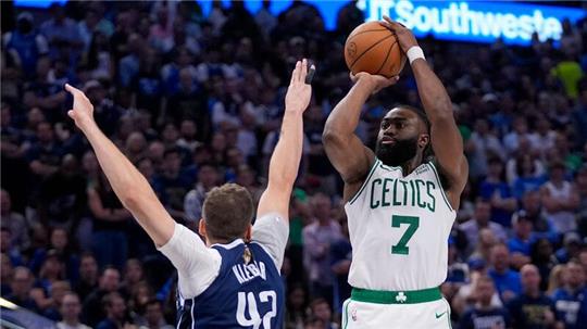 Maxi Kleber (l) von den Dallas Mavericks versucht den Wurf von Bostons Jaylen Brown zu stoppen.