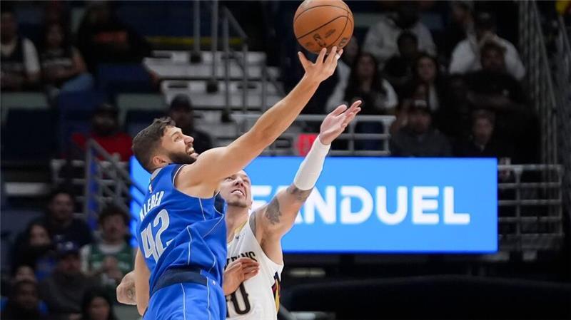 Schröder und Warriors retten knappen Sieg in Minnesota Maxi Kleber und Daniel Theis lieferten sich mit ihren Teams einen harten Kampf.