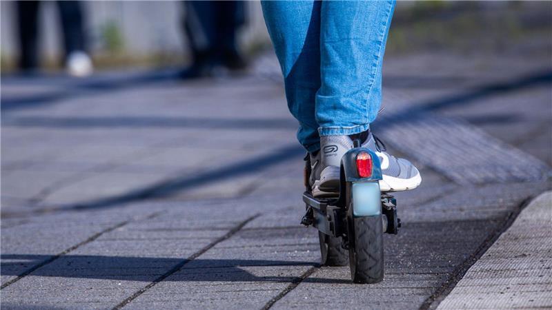 Maximal 20 Kilometer pro Stunde darf man mit einem E-Scooter fahren. (Symbolbild)