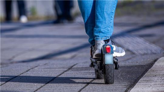 Maximal 20 Kilometer pro Stunde darf man mit einem E-Scooter fahren. (Symbolbild)