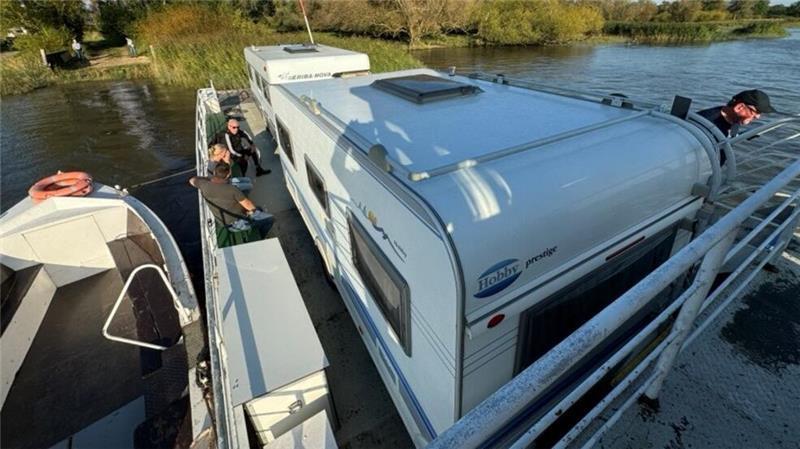 Neuer Lühesand-Pächter in Sicht: So reagieren die Dauercamper Maximal zwei Wohnwagen kann Holger Blohm mit seiner Fähre über die Elbe nach Sandhörn bringen.