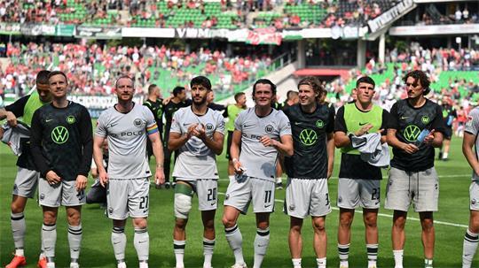Maximilian Arnold (2 v. l.) feiert mit den Fans nach dem Sieg in Hannover. 