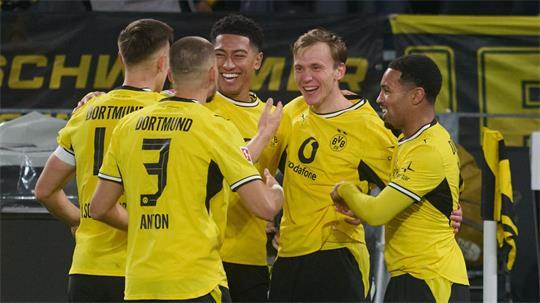 Maximilian Beier (2.v.r.) schoss das Siegtor für den BVB.