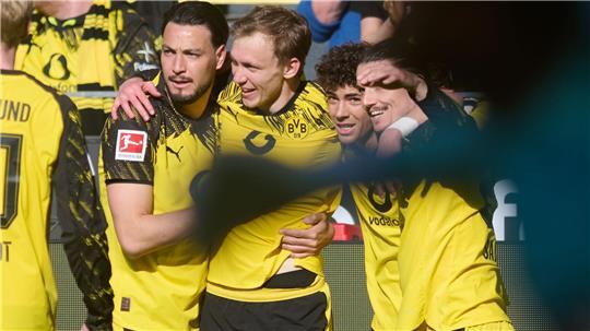 Maximilian Beier von Borussia Dortmund (3.v.r) jubelt über sein Tor zum 1:0 gegen den SC Freiburg.