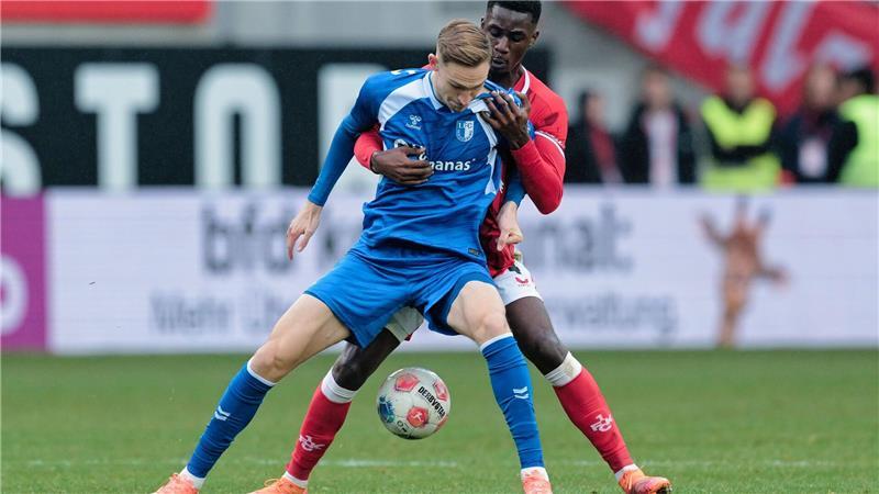 Maximilian Breunig (Magdeburg) und Maxwell Gyamfi (1. FC Kaiserslautern) kämpfen um den Ball.