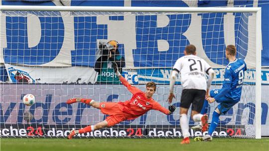 Schlusslicht Magdeburg holt gegen Münster ersten Heimsieg Maximilian Breunig (r, 1. FC Magdeburg) trifft per Elfmeter zum 1:0.