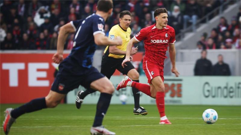 Maximilian Eggestein traf Jonas Föhrenbach unglücklich mit dem Ball im Gesicht.