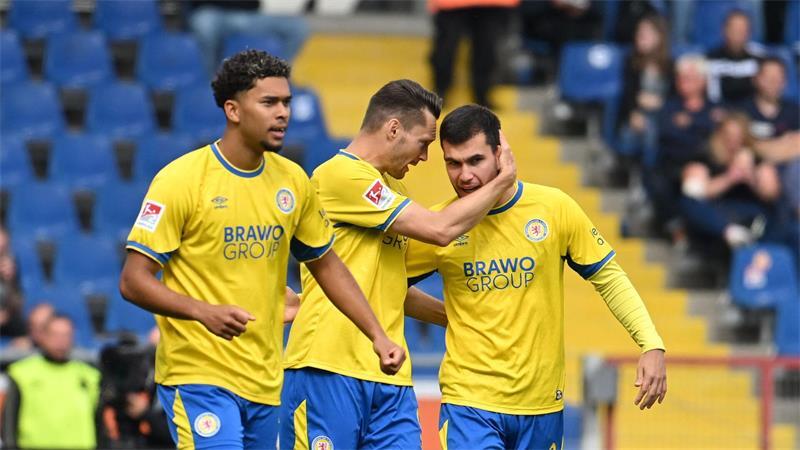 Todesfall überschattet 2:2 zwischen Braunschweig und Dresden Maximilian Entrup (M) erzielte das 1:1 für Eintracht Braunschweig.