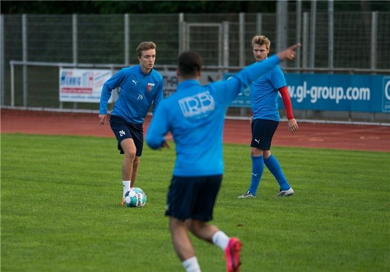 Maximilian Geißen (am Ball) trainierte am Montag erstmals mit der D/A-Mannschaft. Davor trainierte der 21-jährige Neuzugang letztmals richtig Anfang Februar. Geißen gibt sich selbst Zeit, „um richtig anzukommen“ bei D/A. Fotos: Jonas Rambow