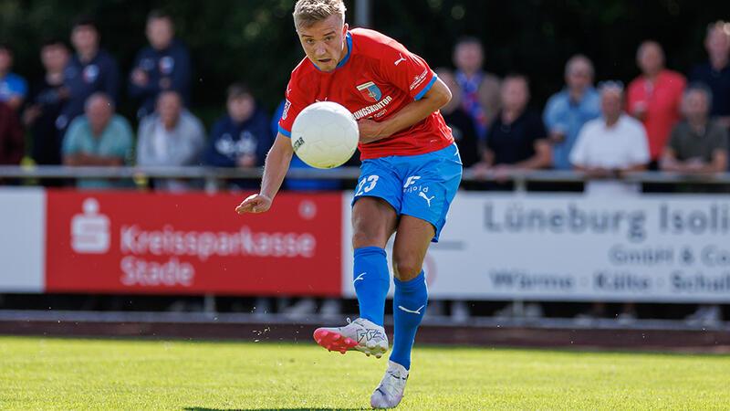 Maximilian Geißen bringt D/A gegen den TSV Havelse mit 1:0 in Führung.