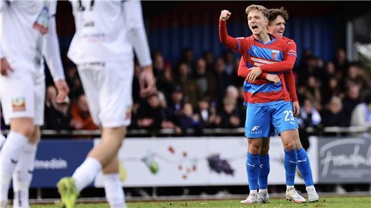 3:1-Sieg gegen Jeddeloh: D/A erobert die Tabellenspitze Maximilian Geißen feiert seinen Treffer zum 1:0. Sein Schuss wird abgefälscht und ist unhaltbar.