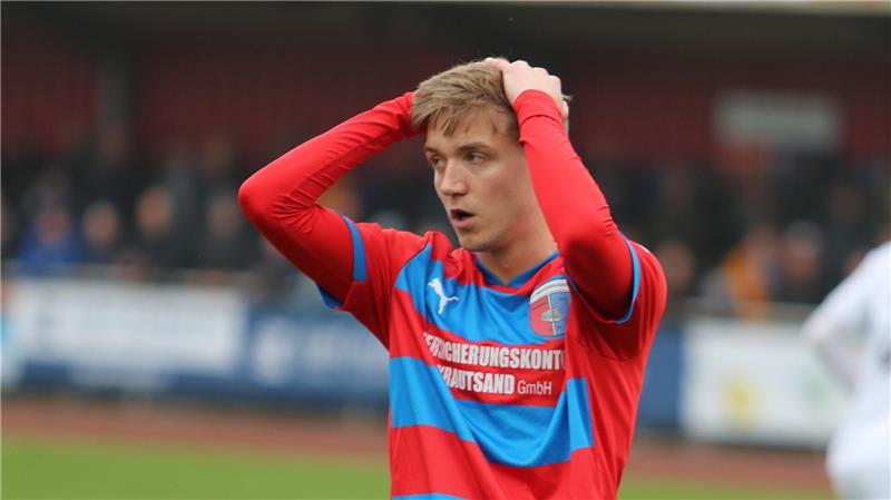 Maximilian Geißen kann es nicht fassen. In der ersten Halbzeit läuft D/A St. Pauli II nur hinterher.