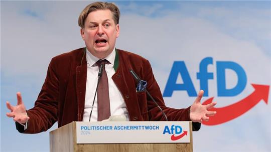 Maximilian Krah, Spitzenkandidat der AfD für die Europawahl, tritt am 12. April in Buxtehude auf.