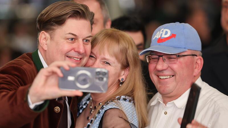 Maximilian Krah (links), Spitzenkandidat der AfD für die Europawahl, macht Fotos mit Fans. Er nutzt die sozialen Netzwerke und digitale Möglichkeiten massiv.