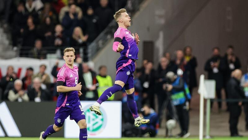 „Major Tom“ als DFB-Torhymne - Müller singt mit Maximilian Mittelstädt (r) feierte seinen Treffer zur neuen Torhymne.