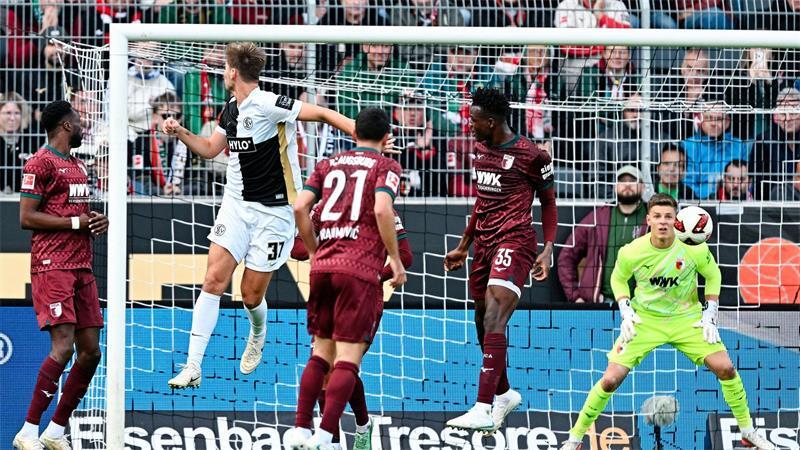 Maximilian Rohr (Nr. 31) köpft zum 3:0 gegen Augsburg ein.