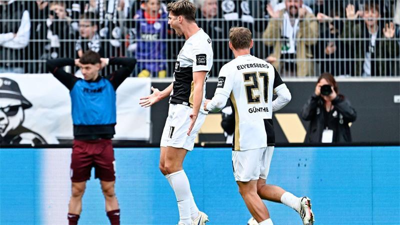 Maximilian Rohr (l) jubelt über sein Tor zum 3:0 für Elversberg