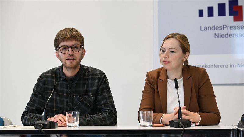 Grüne „ein bisschen erleichtert“ über AfD-Ergebnis Maximilian Strautmann (l) ist vom Abschneiden der AfD erleichtert.