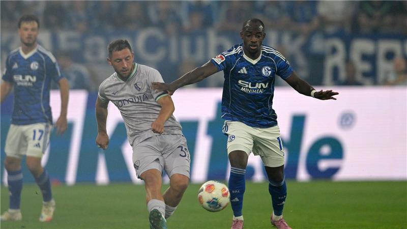 Traumstart für Schalker Neuzugang Porath Maximilian Wittek im Zweikampf mit dem Ex-Bochumer Christopher Antwi-Adjei.
