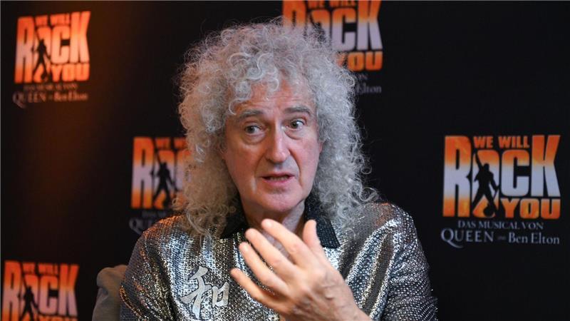 Warum der Queen-Gitarrist sich ständig verspielt May ist 78 Jahre alt und kam bei der Musicalpremiere von „We Will Rock You“ überraschend auf die Bühne.