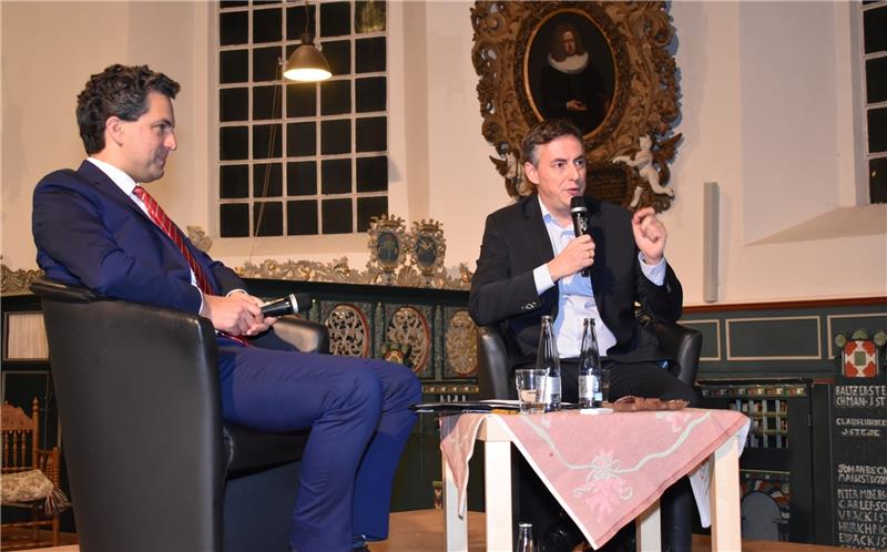 McAllister (CDU) sprach mit Paul Benjamin Henke (links) über „Unser Europa“. Foto Vasel
