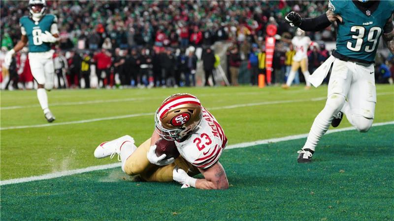 McCaffrey (links) fing seinen ersten Touchdown nach einem Trickspielzug der 49ers