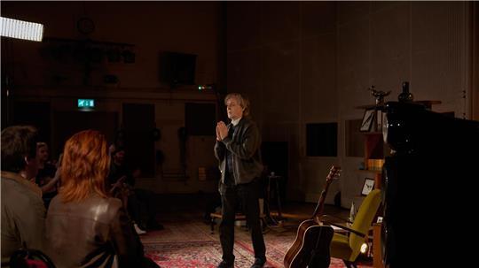 McCartney bei der Präsentation in den Abbey Road Studios.