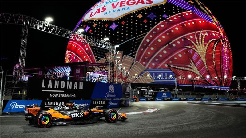 McLaren-Pilot Lando Norris aus Großbritannien fährt während eines Trainings vor dem dem Großen Preis von Las Vegas.