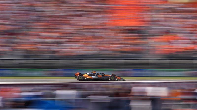 Bilder des Tages McLaren-Pilot Oscar Piastri rast beim Qualifying zum Grand Prix der Niederlande auf dem Circuit Zandvoort über die Strecke und holt die Pole Position.