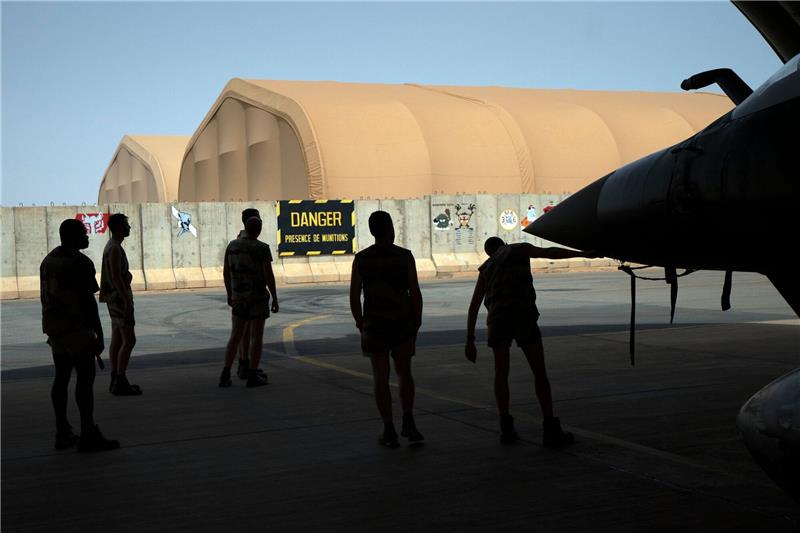 Französischer Truppenabzug aus dem Niger beginnt Mechaniker der französischen Luftwaffe inspizieren eine Mirage 2000 auf dem Stützpunkt in Niamey.