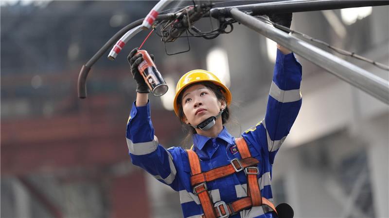 Mechanikerinnen in chinesischem Bahnbetriebswerk.