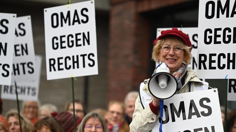 Alt, laut und mutig: Omas gegen rechts werden sichtbarer Mechthilde Schratz gehört zu den Omas gegen Rechts in Leer.