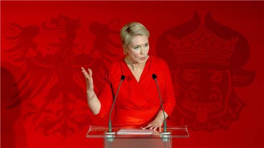 Mecklenburg-Vorpommerns Ministerpräsidentin Manuela Schwesig (SPD) hat eine aktive Verteidigung der Demokratie angemahnt. (Archivbild)